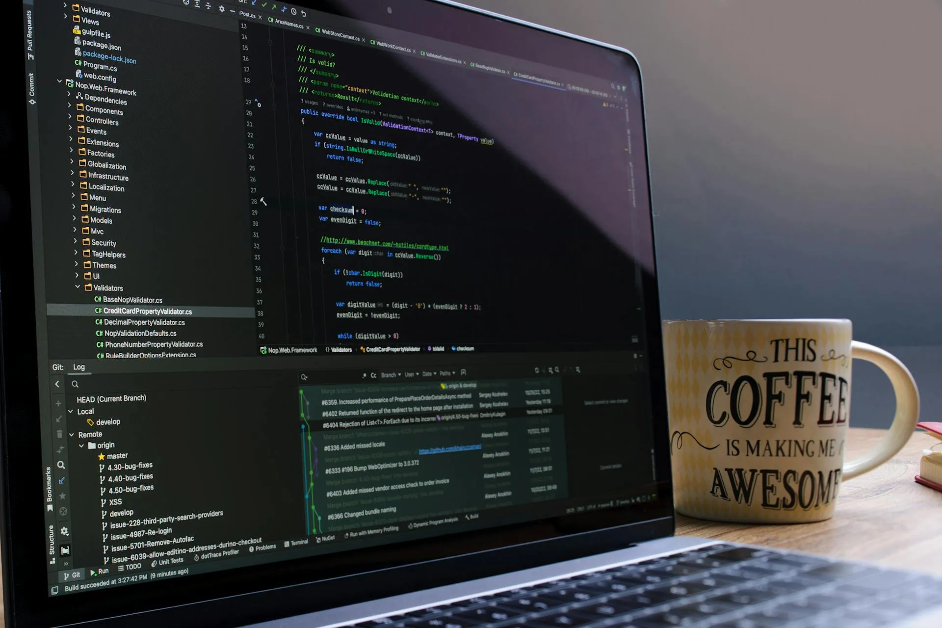 Developer bespreekt een softwareproject met een klant aan tafel